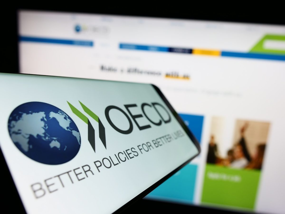 ΟΟΣΑ για Ελλάδα: Σταθερή ανάπτυξη και υψηλά πλεονάσματα – Τι αλλάζει μετά το 2027