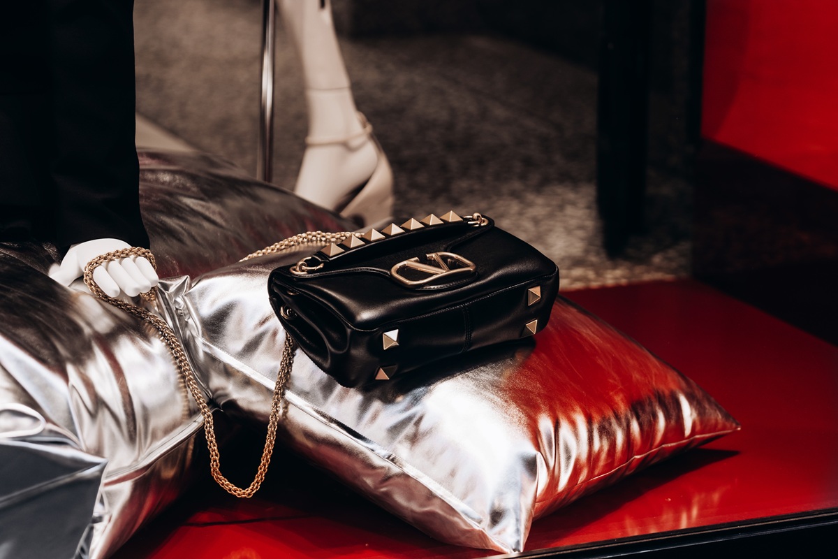 Σάλος με τη Valentino: Η νέα AI διαφήμιση της τσάντας DeVain προκαλεί οργή στο Instagram