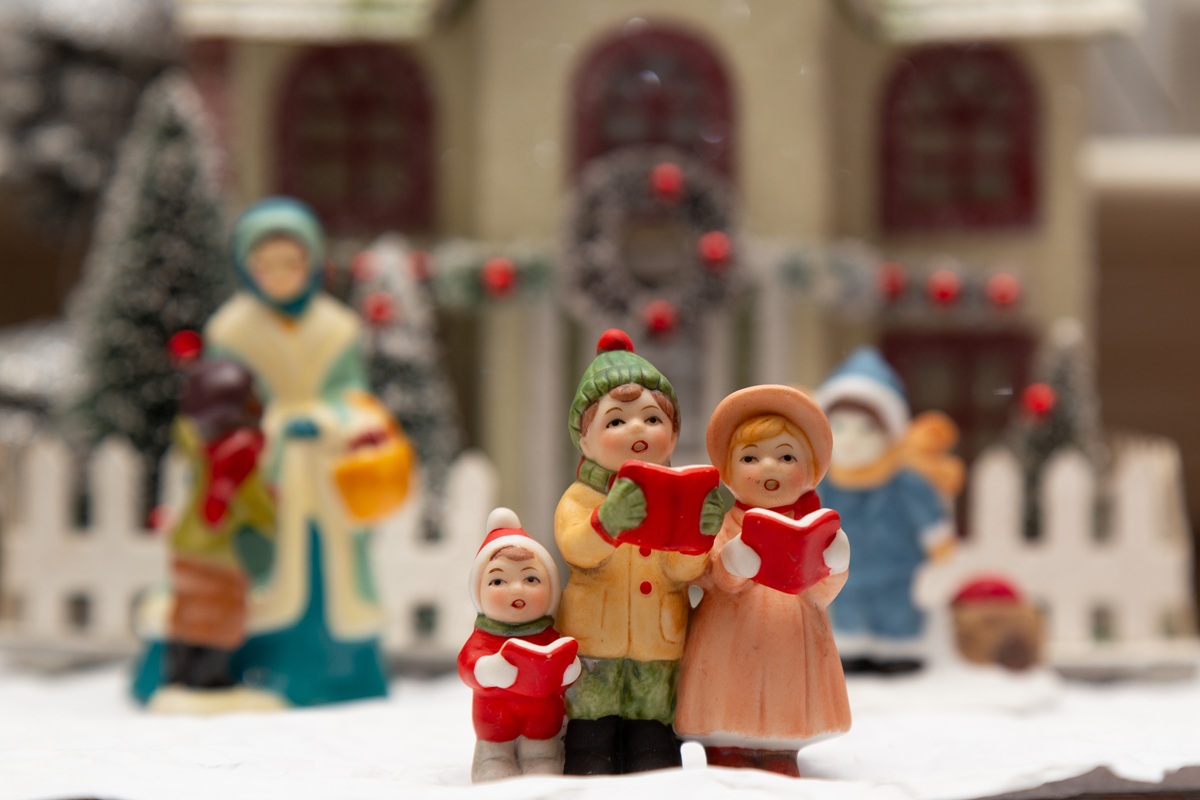 Γιατί τραγουδάμε κάλαντα τα Χριστούγεννα; Η ιστορία πίσω από το έθιμο