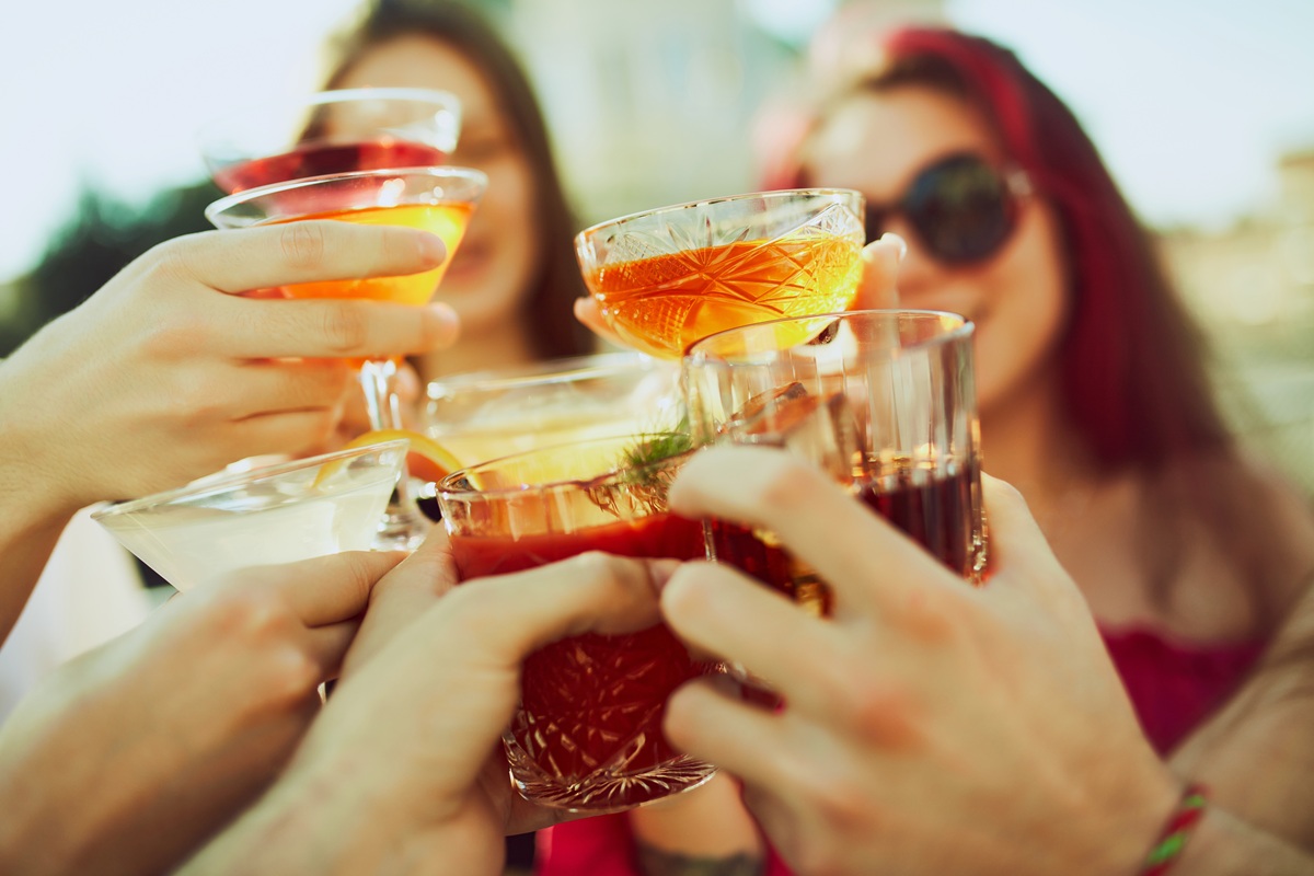 Πίνεις λιγότερο αλλά ζαλίζεσαι περισσότερο; Νεότερες έρευνες αποκαλύπτουν το γιατί