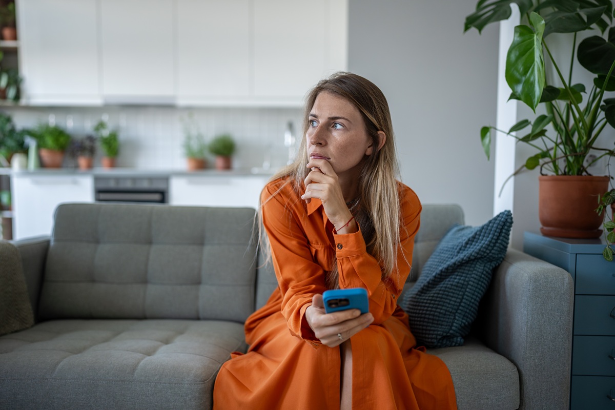 «Ξαναπαίζεις» συζητήσεις στο μυαλό σου; Η επιστήμη εξηγεί γιατί