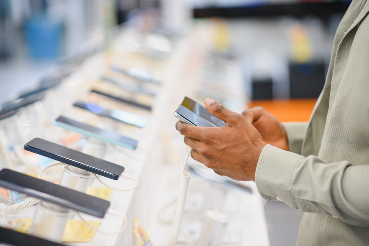 Αύξηση 7% στις τιμές smartphones το 2026 εξαιτίας έλλειψης τσιπ – Κερδισμένες Apple και Samsung