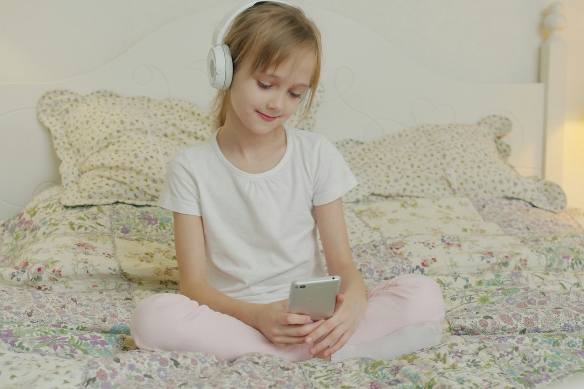 Oι ηλικίες που δίνεις smartphone στο παιδί και καθορίζoυν την ψυχική του υγεία