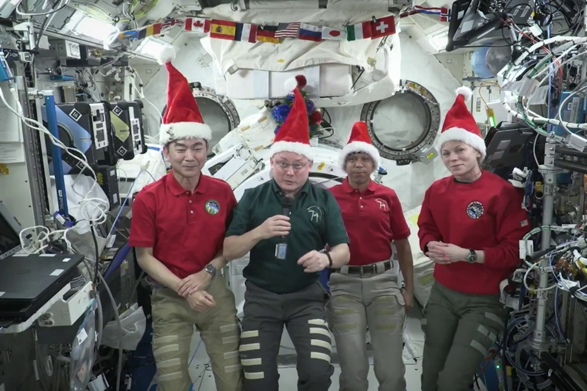 Αστροναύτες στέλνουν χριστουγεννιάτικες ευχές: «Ίσως βρισκόμαστε λίγο πιο ψηλά από τον Άι Βασίλη»