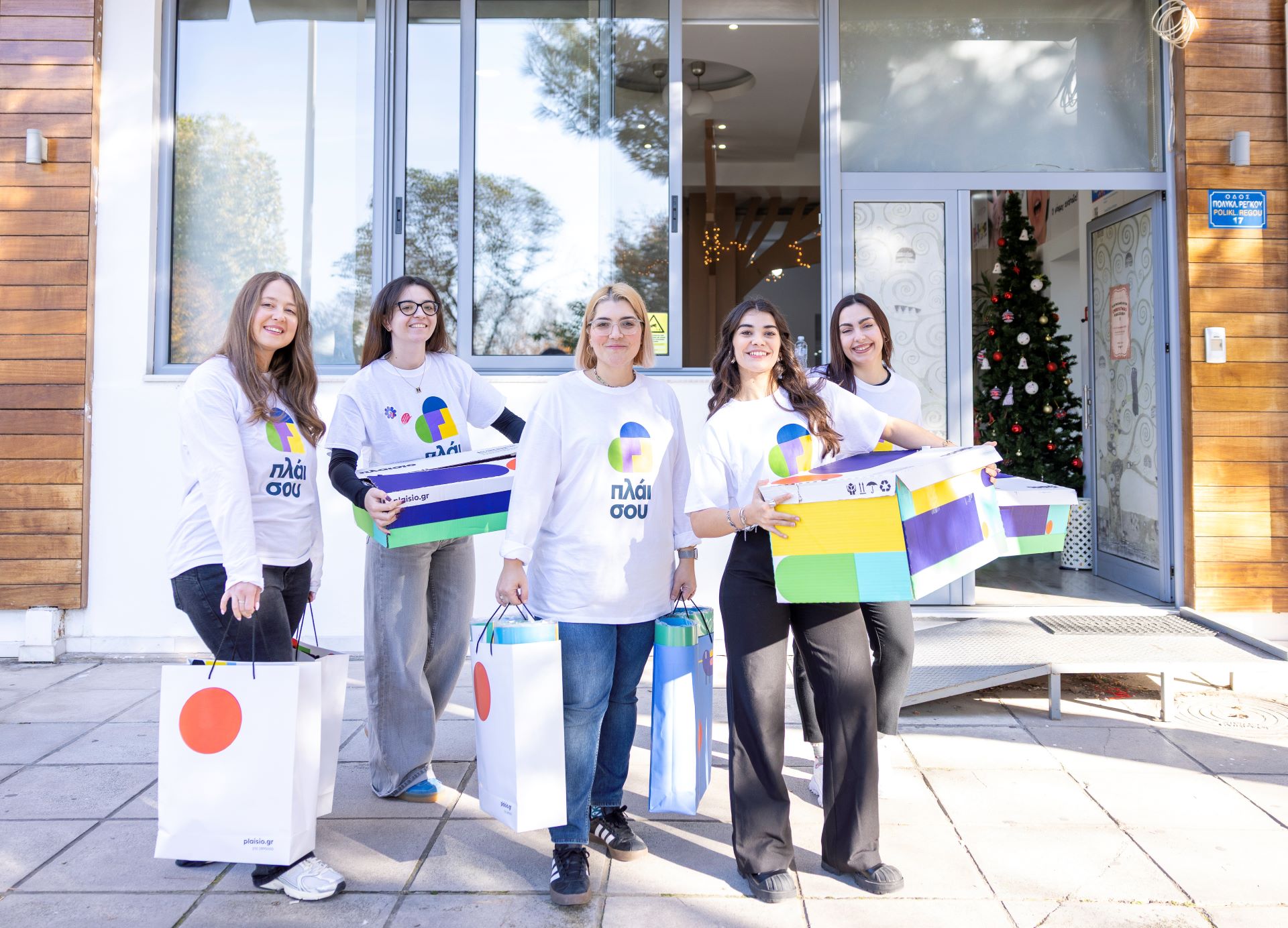 Το Πλαίσιο και το KIDOT μοίρασαν έμπνευση, χαμόγελα και χριστουγεννιάτικες εκπλήξεις σε δομές της Θεσσαλονίκης