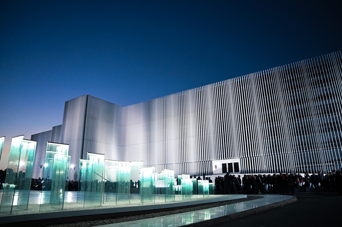 ELVIAL: Σφραγίζει με την παρουσία της τη νέα εμβληματική όψη του Υπουργείου Εθνικής Άμυνας