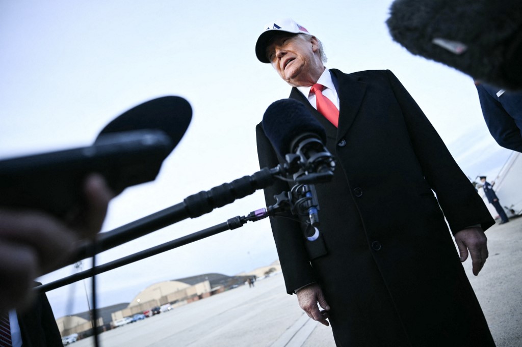 Μεσαίο δάχτυλο στο Ντιτρόιτ: Το βίντεο με τη χειρονομία Τραμπ και η υπεράσπιση του Λευκού Οίκου