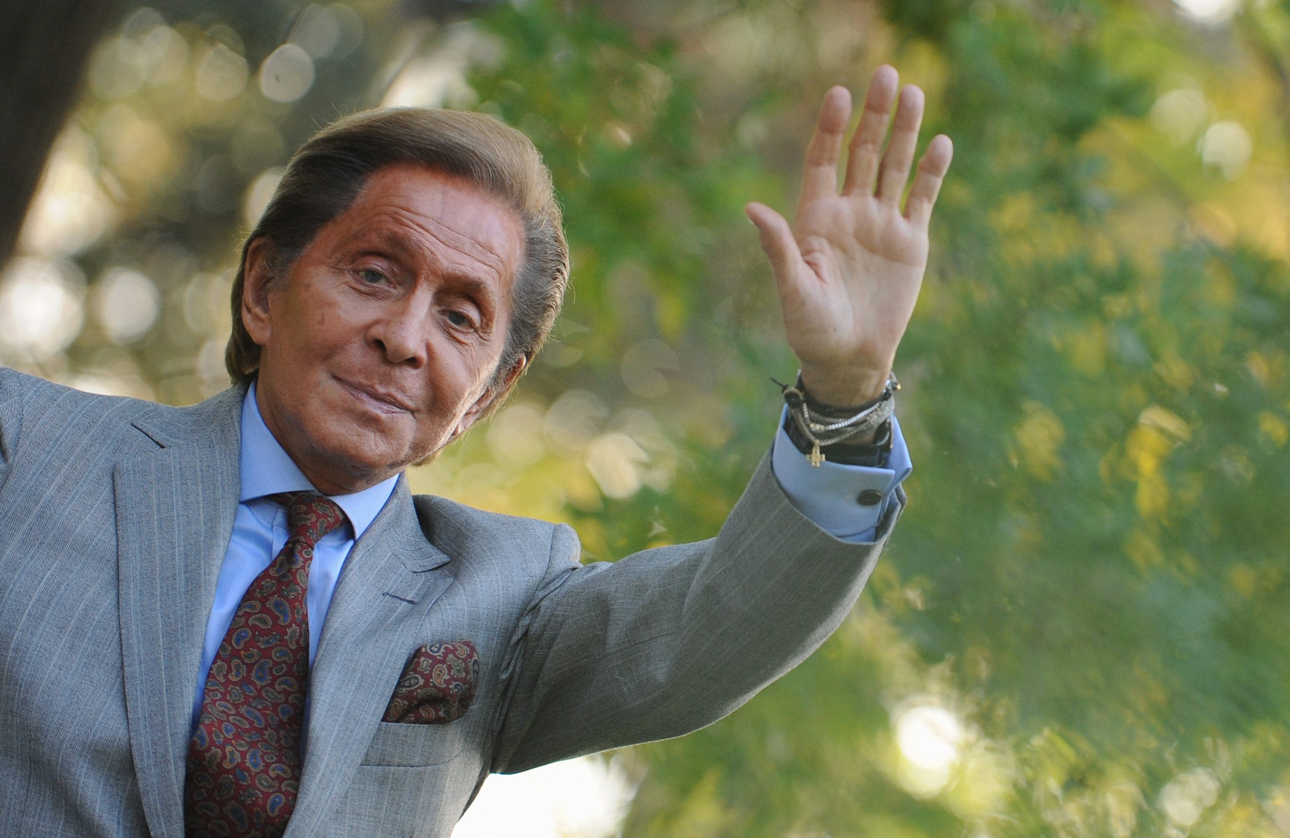Valentino: Η ιταλική μόδα θρηνεί τον τελευταίο αυτοκράτορά της – Το κόκκινο χρώμα και ο Τζιανκάρλο Τζιαμέτι