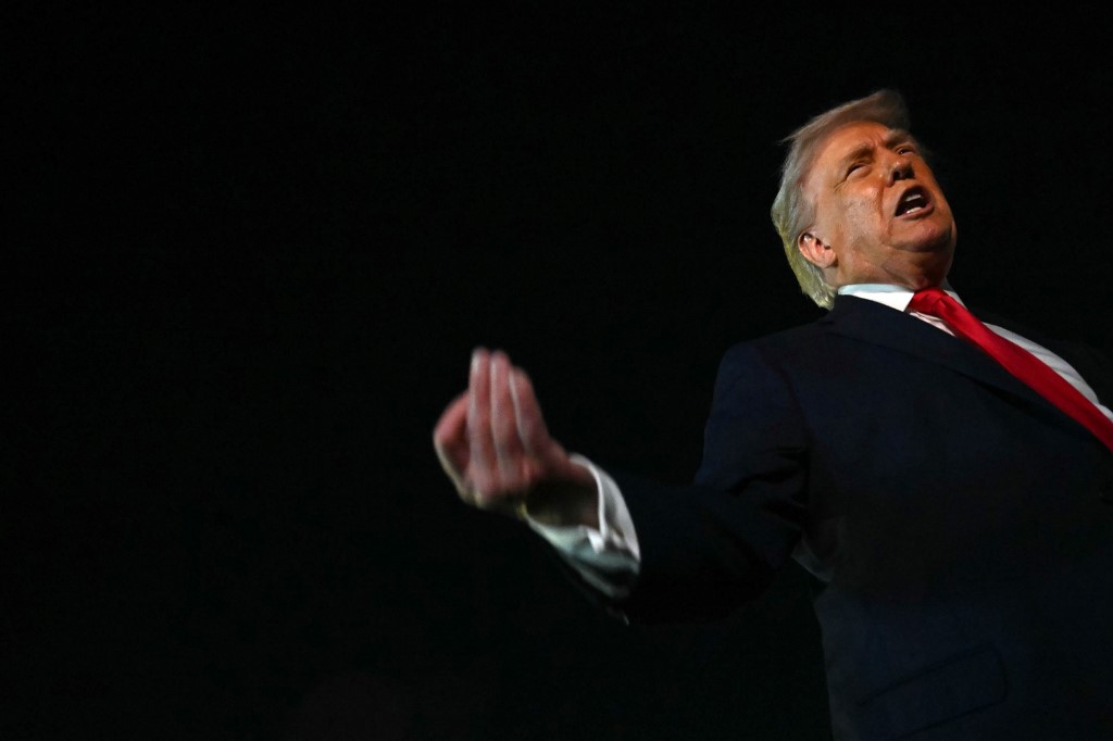 Τραμπ: «100%» θα επιβληθούν δασμοί στην Ευρώπη αν δεν παραχωρηθεί η Γροιλανδία