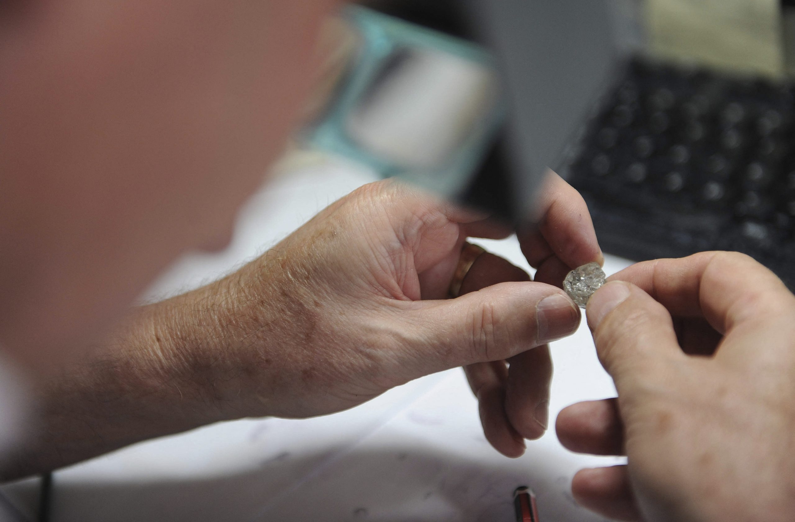 Κρίση στην αγορά διαμαντιών: Πτώση τιμών και δημοσιονομικές πιέσεις στις παραγωγούς χώρες