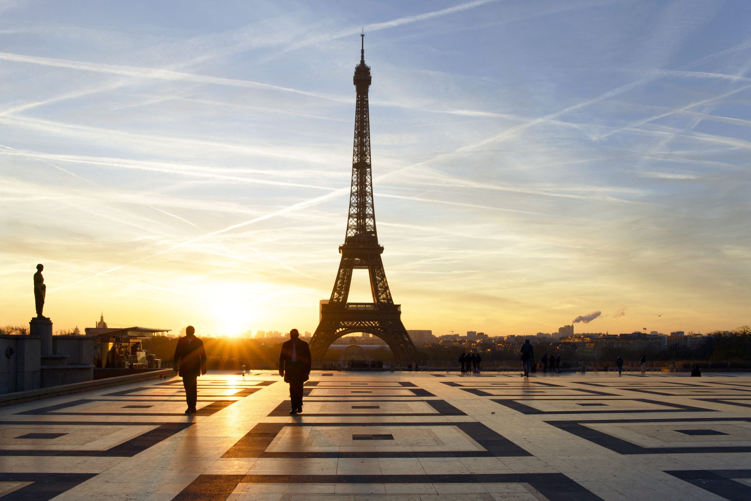 Το Παρίσι διορθώνει την Ιστορία: 72 ονόματα γυναικών επιστημόνων θα χαραχθούν στον Πύργο του Άιφελ