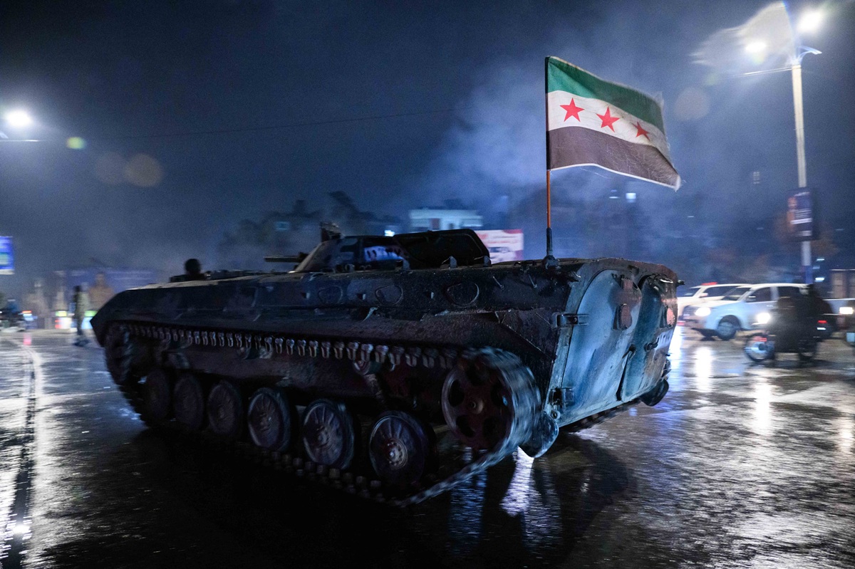 Νέος γύρος συγκρούσεων στη Συρία με δεκάδες χιλιάδες εκτοπισμένους