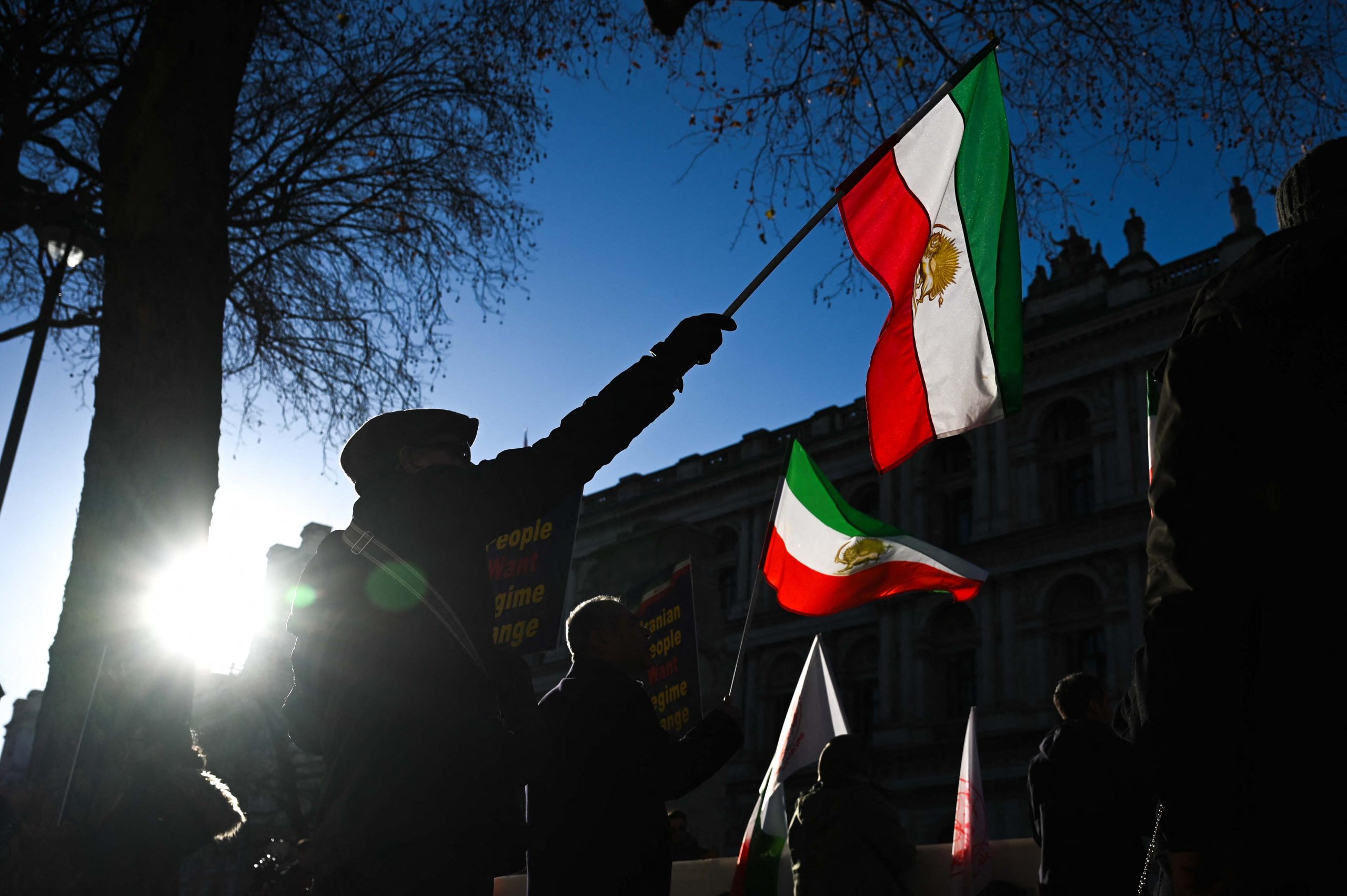 Τύμπανα πολέμου στο Ιράν: Ο Τραμπ ετοιμάζει χτύπημα – Αποσύρονται στρατεύματα από βάσεις