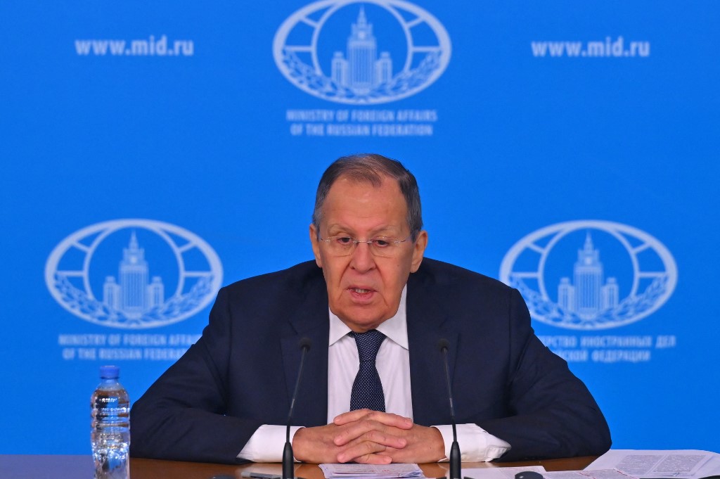 Λαβρόφ: «Η Δύση προετοιμάζεται για πόλεμο με τη Ρωσία»