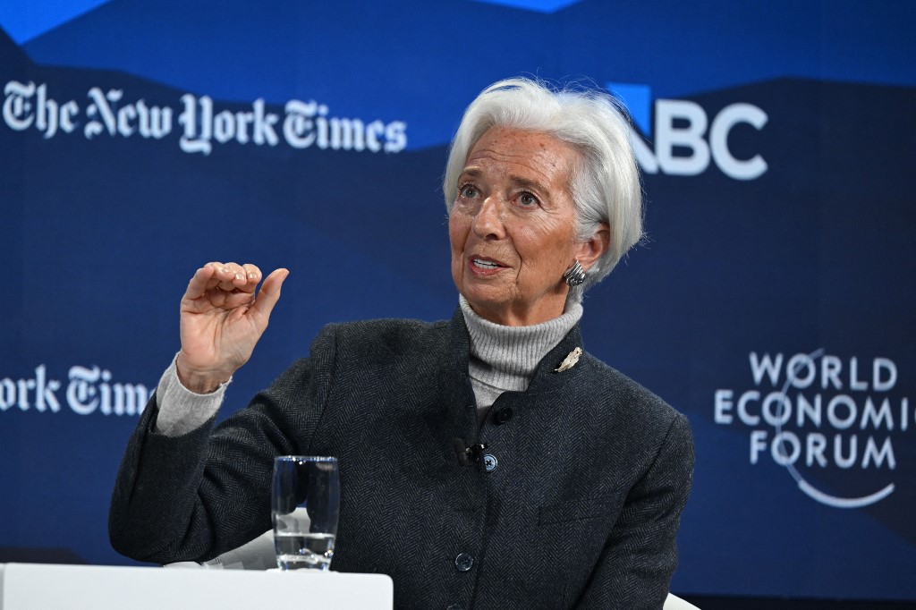 Γιατί η ΕΚΤ δεν βιάζεται να μειώσει τα επιτόκια – Τι φοβάται πίσω από τους δασμούς Τραμπ