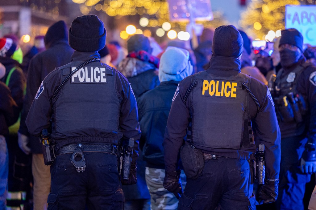 «Μασκοφόροι νεοσύλλεκτοι της ICE δρουν με ατιμωρησία – Ορθώστε το ανάστημά σας» – Ομπάμα και Κλίντον κατά Τραμπ για Μινεάπολη