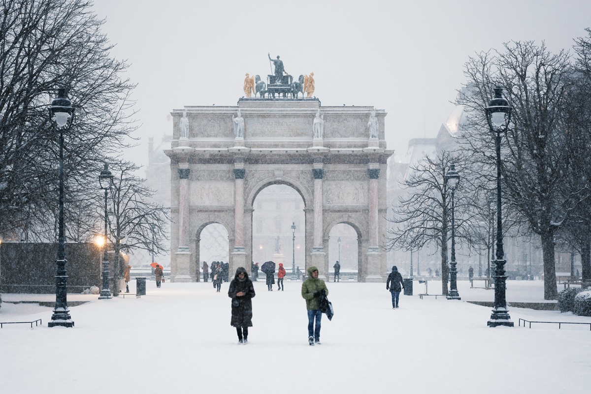 Ο χιονιάς παραλύει την Ευρώπη: Εκατοντάδες ακυρώσεις πτήσεων και χάος στις μετακινήσεις