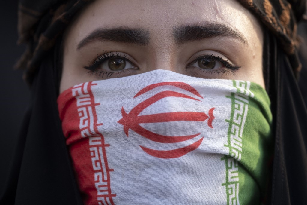 Όταν σβήνει το ίντερνετ: Πώς το Starlink γίνεται γραμμή ζωής στο Ιράν