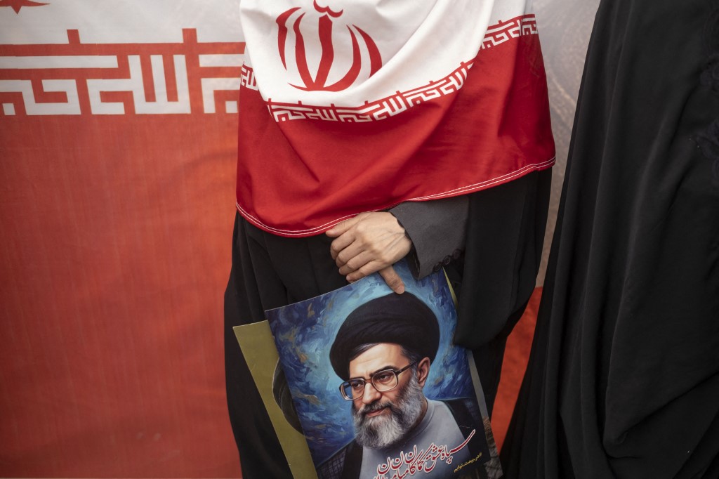 Διπλωματία ή πλήγματα; Ο Τραμπ μπροστά στη δυσκολότερη απόφασή του για το Ιράν