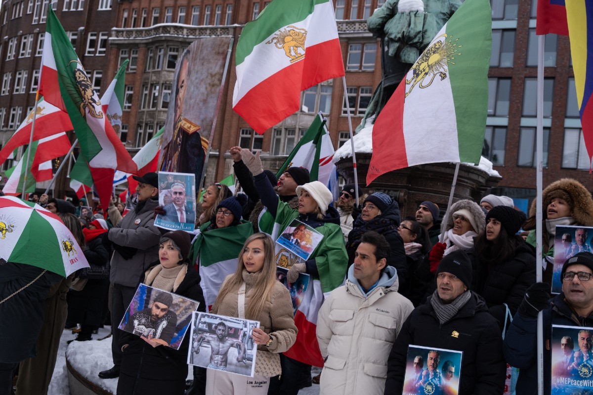 Το Ιράν απειλεί με πλήγματα στο Ισραήλ και αμερικανικές βάσεις αν δεχθεί επίθεση