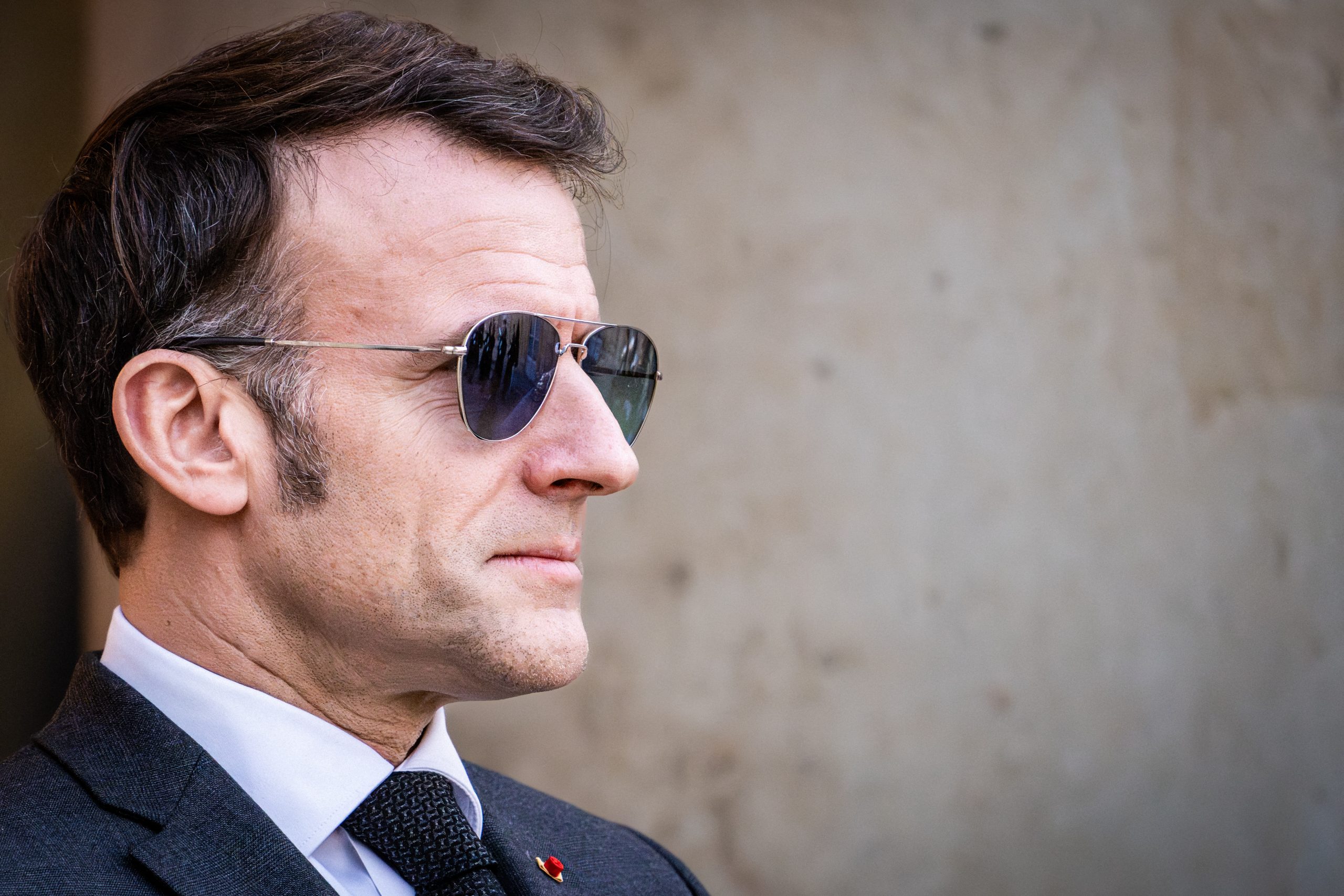 Μακρόν: Ανάσα για τη δημοτικότητά του η σύγκρουση με τον Ντόναλντ Τραμπ