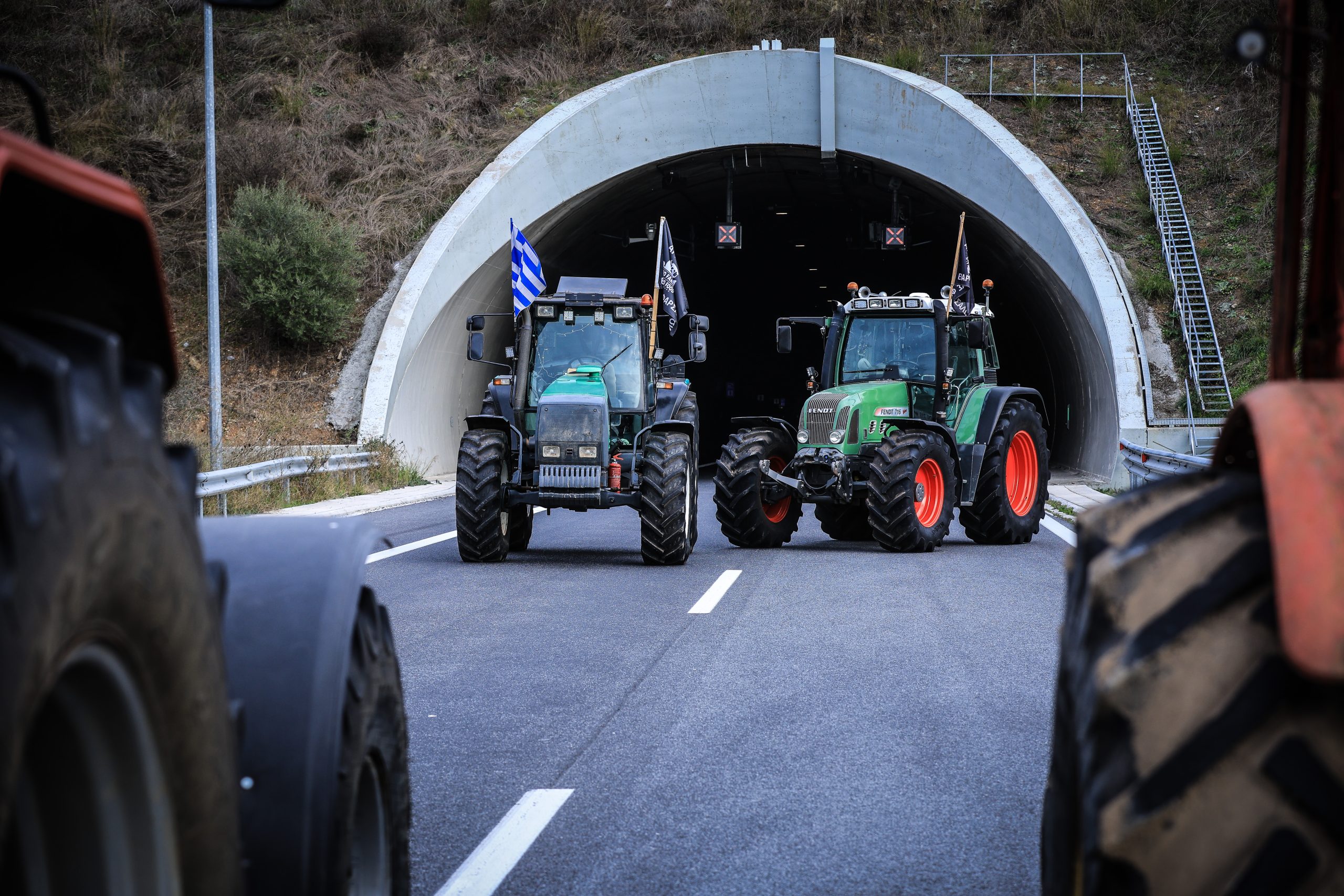 Αγρότες: Από τα μπλόκα στο τραπέζι του διαλόγου – Τι ζητούν και τι δίνει η κυβέρνηση