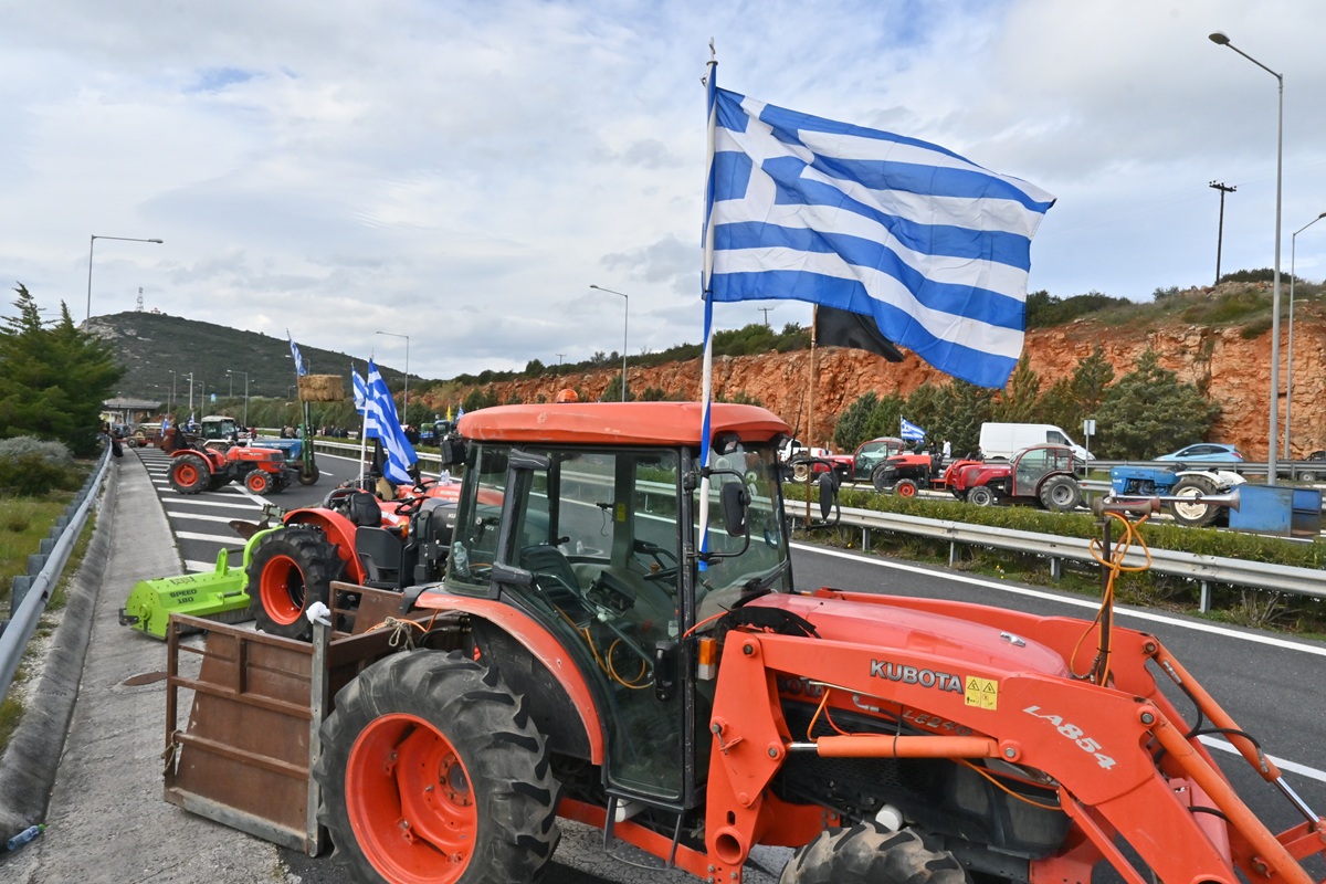Αγρότες: «Δεν πάμε στον διάλογο σαν ζητιάνοι» – Ενισχύονται τα μπλόκα πριν τις ανακοινώσεις μέτρων