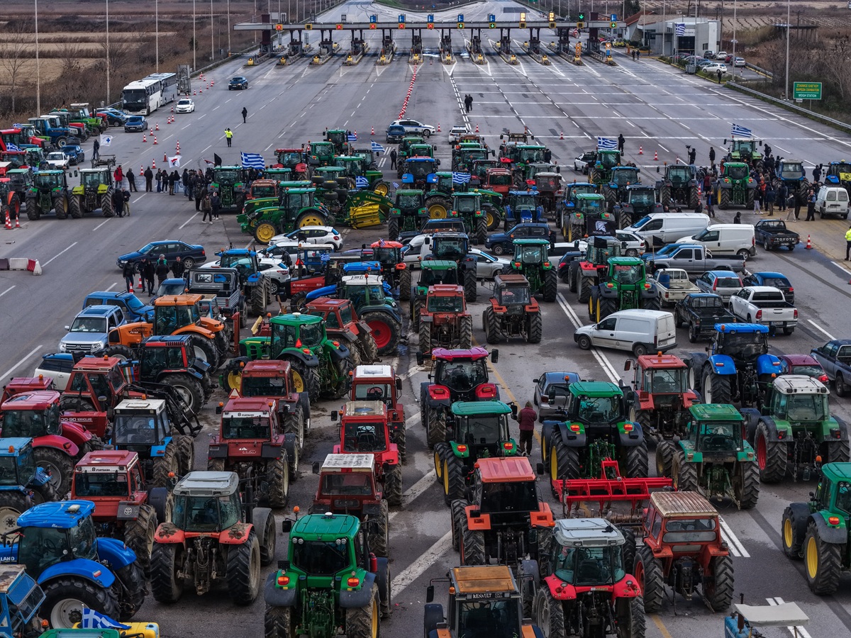Κυβέρνηση προς αγρότες: «Διάλογος μόνο με ανοιχτούς δρόμους»