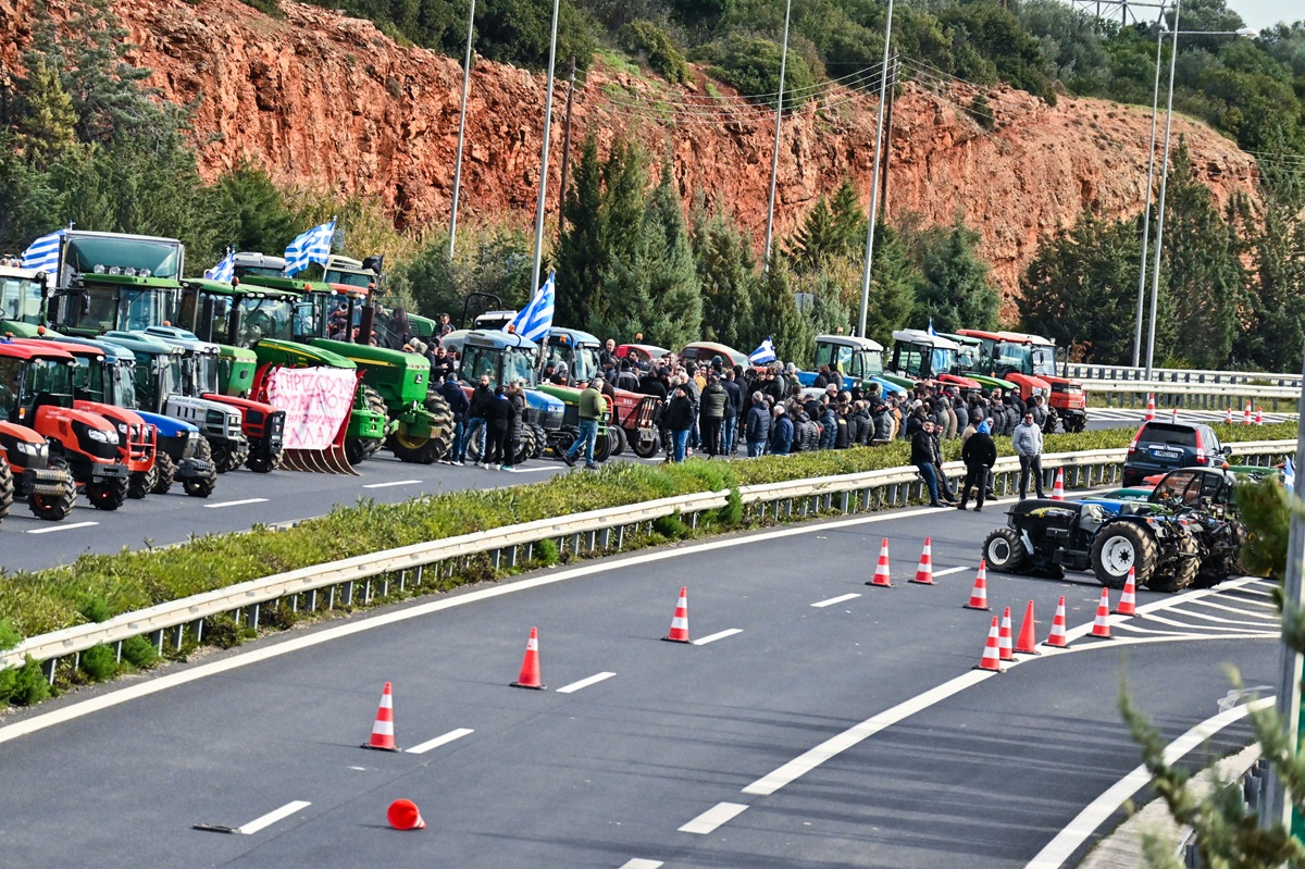 Αγροτικές κινητοποιήσεις: Σήματα αποκλιμάκωσης πριν τη συνάντηση με τον πρωθυπουργό
