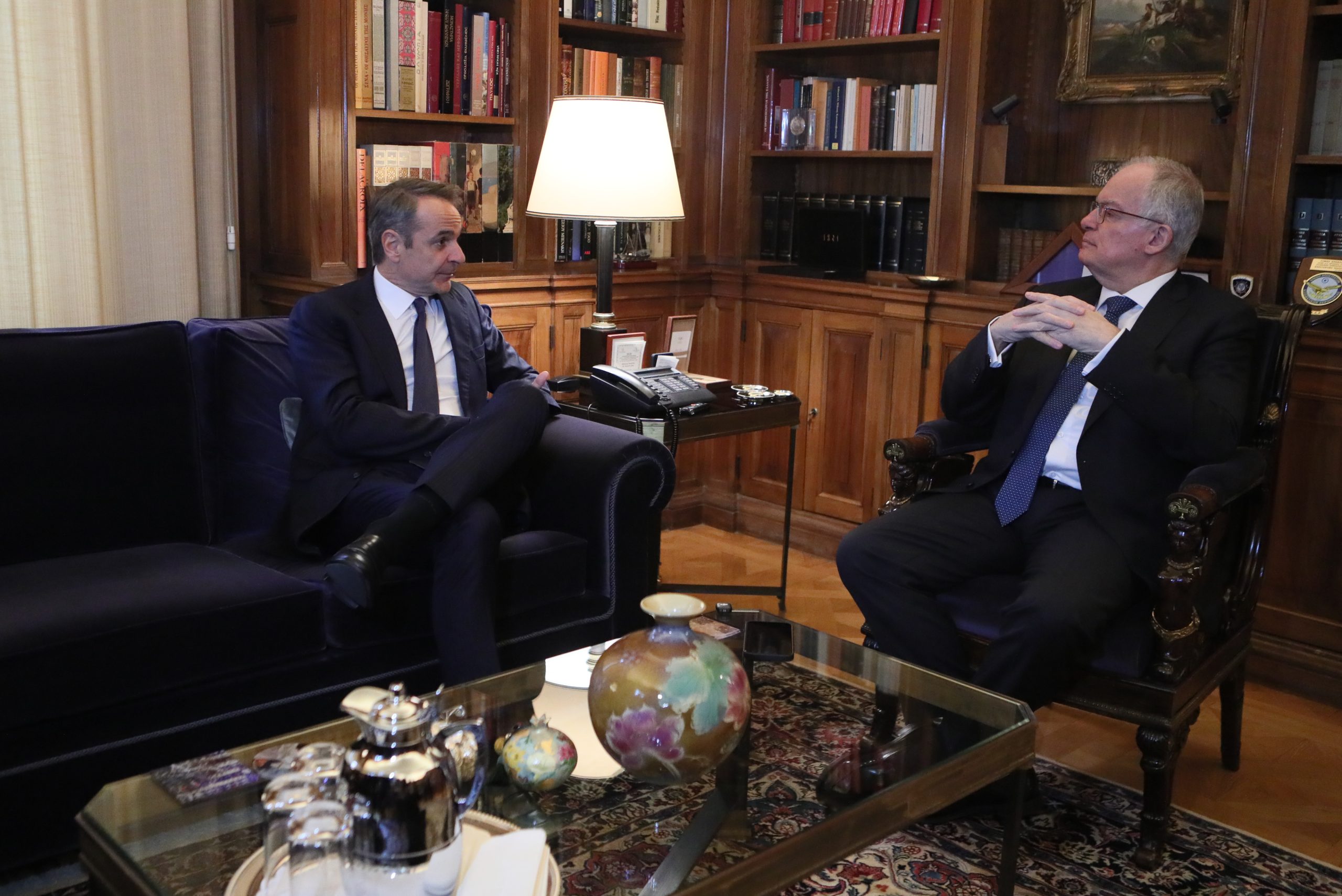 Μητσοτάκης σε Τασούλα: «Να αποφύγουμε τα χειρότερα στις σχέσεις ΕΕ – ΗΠΑ»