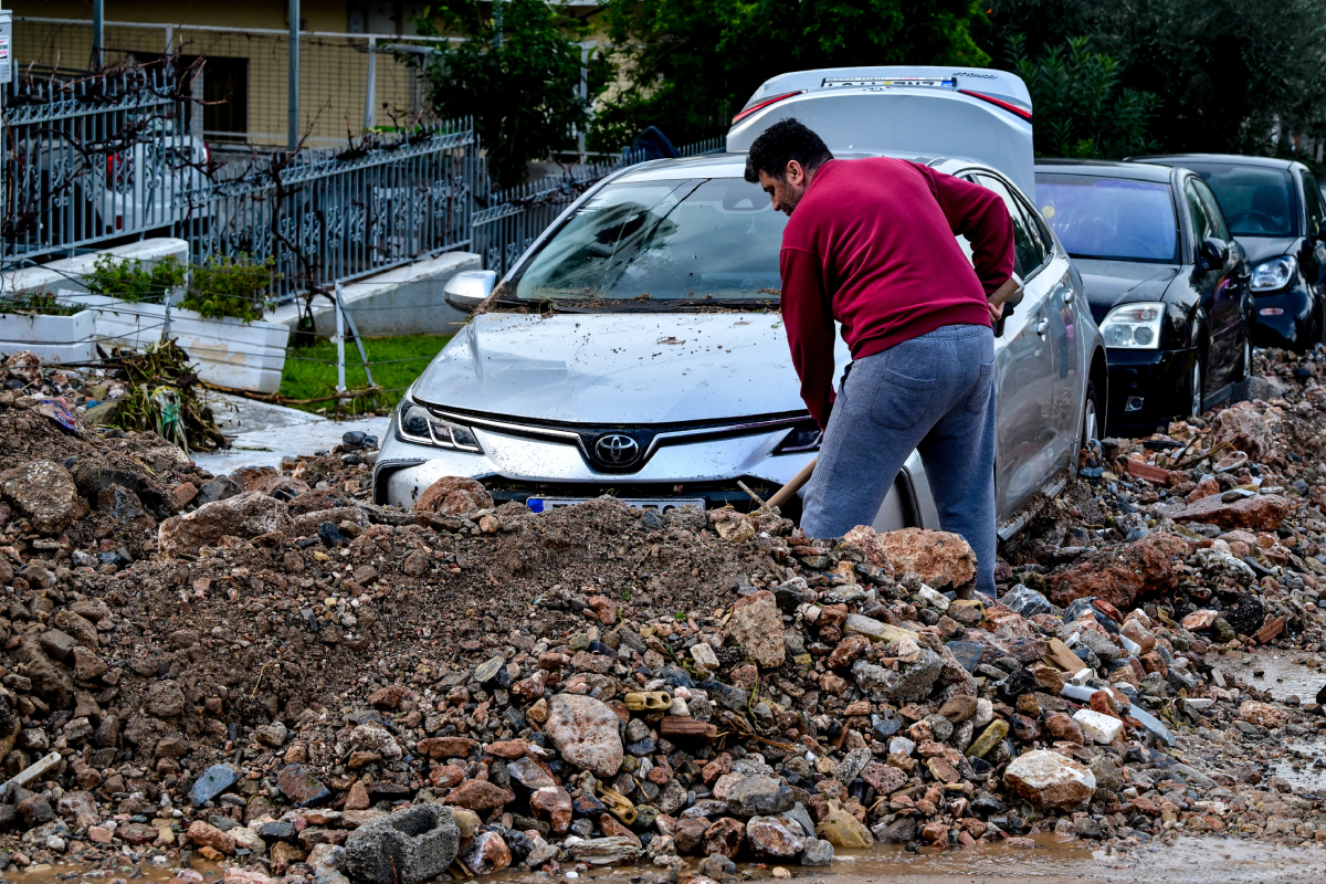 Εικόνες καταστροφής από τη φονική κακοκαιρία: Η Άνω Γλυφάδα την επόμενη μέρα 