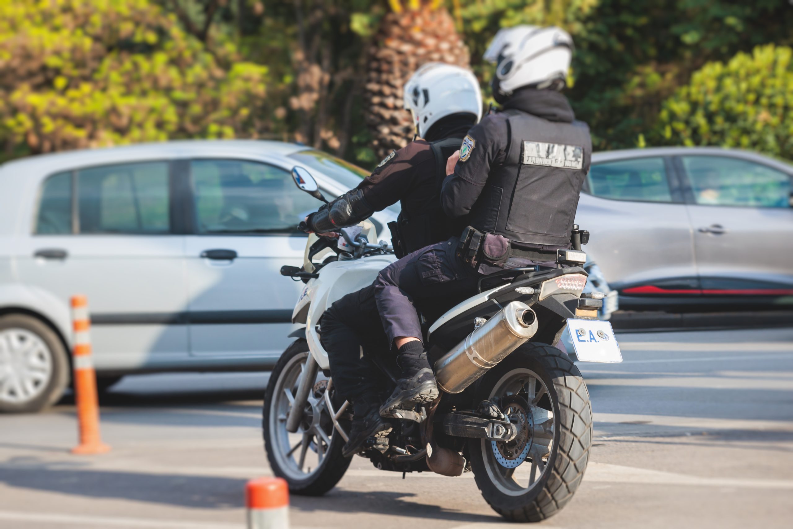 Θρίλερ στο κέντρο της Αθήνας: Νεκρή γυναίκα σε ακάλυπτο χώρο πολυκατοικίας – Προσήχθη ένας άνδρας