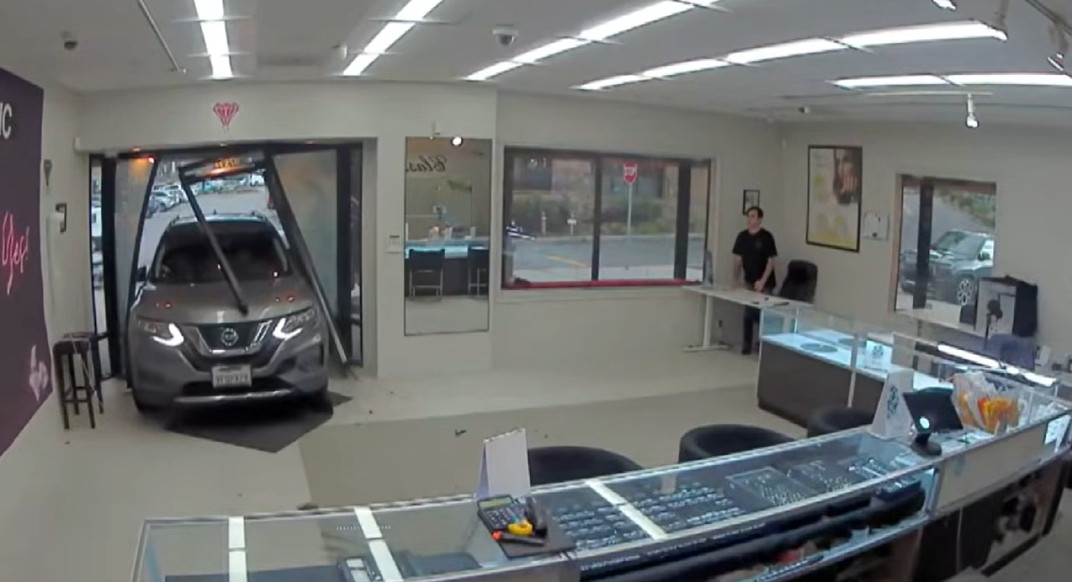 Καλιφόρνια: Ληστές «μπούκαραν» με SUV σε κοσμηματοπωλείο – Λεία έως 1 εκατ. δολάρια (vid)