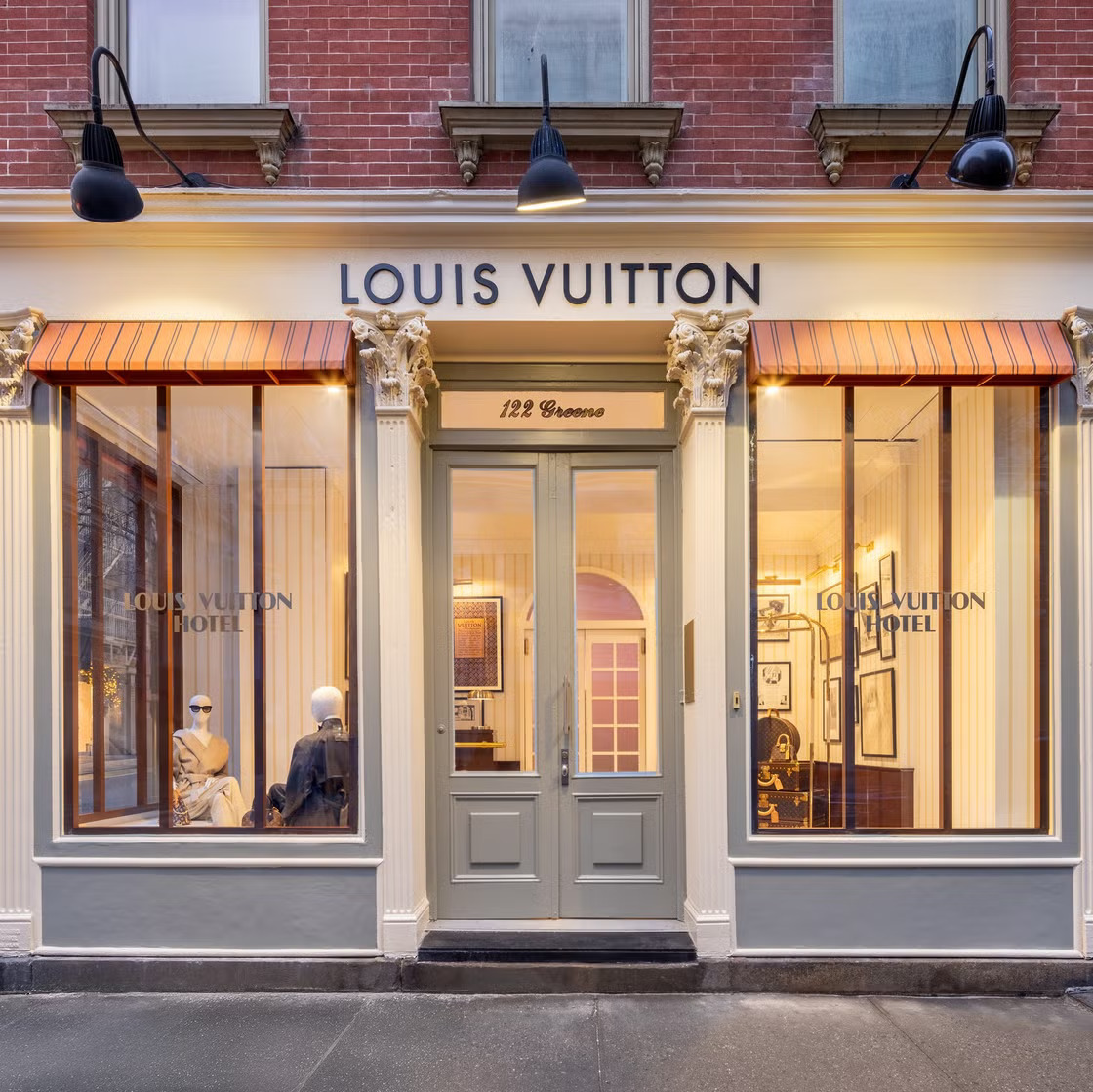 Louis Vuitton: Pop-up «ξενοδοχείο» στο Soho για τα 130 χρόνια του μονογράμματος LV