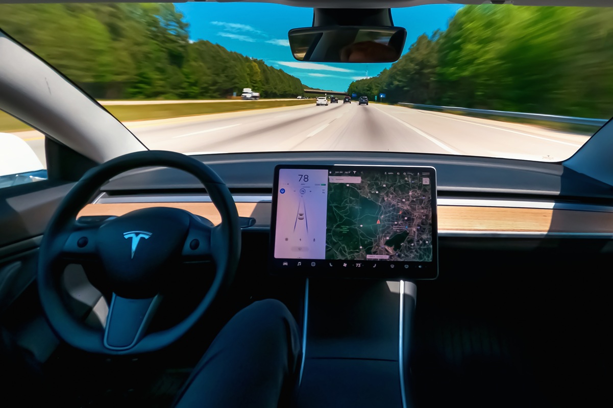Η Tesla «κόβει» το Autopilot – Τι αλλάζει από 14 Φεβρουαρίου