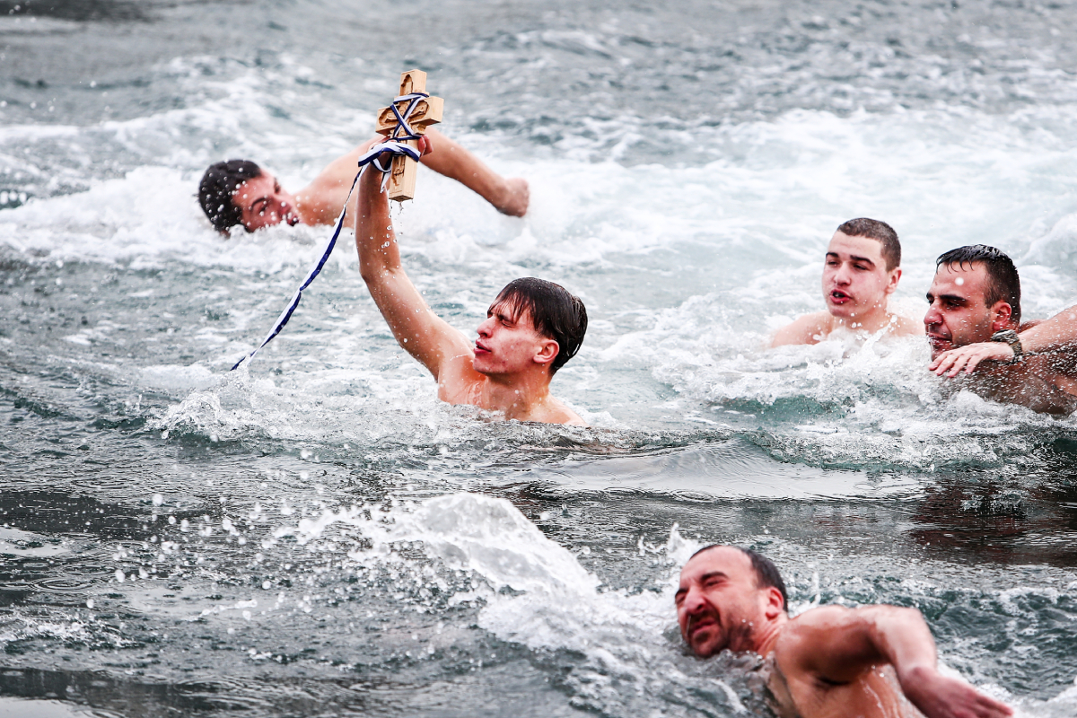 Θεοφάνεια στην Ελλάδα: Τα ξεχωριστά έθιμα του Αγιασμού των Υδάτων