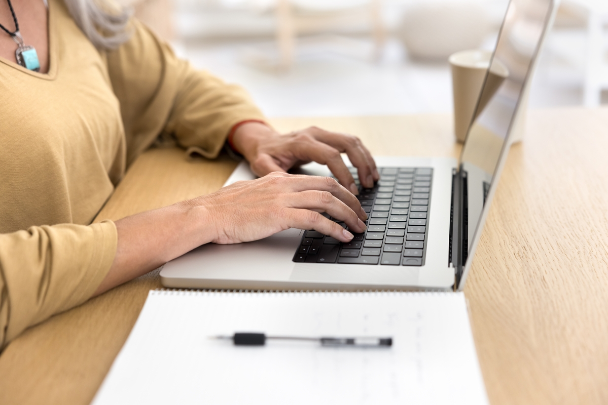 Αναζήτηση εργασίας μετά τα 50: Πώς να «κλέψετε» τον χρόνο και να φτιάξετε το βιογραφικό σας