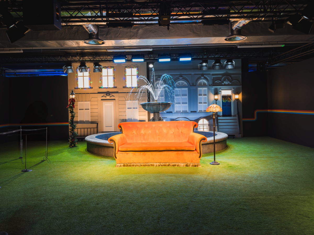 Λύθηκε το «πρόβλημα του καναπέ» που έκανε διάσημο το «Pivot» από τα Φιλαράκια