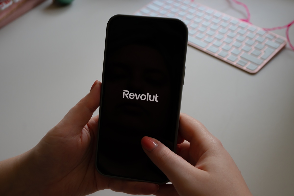 Revolut: Οι Έλληνες αγοράζουν Nvidia και πουλάνε Tesla – Άνοδος 25% στην επενδυτική βάση