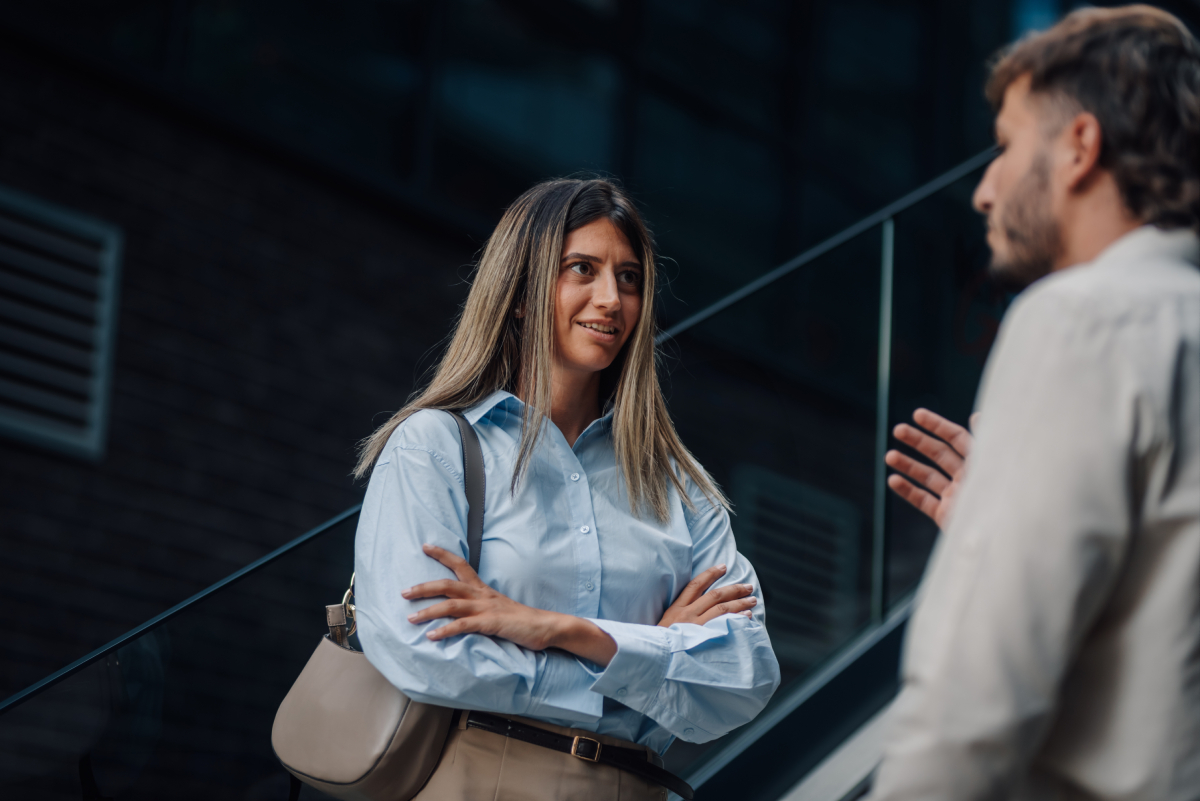 Τι αποκαλύπτει πραγματικά το σταύρωμα των χεριών σε μια συζήτηση 