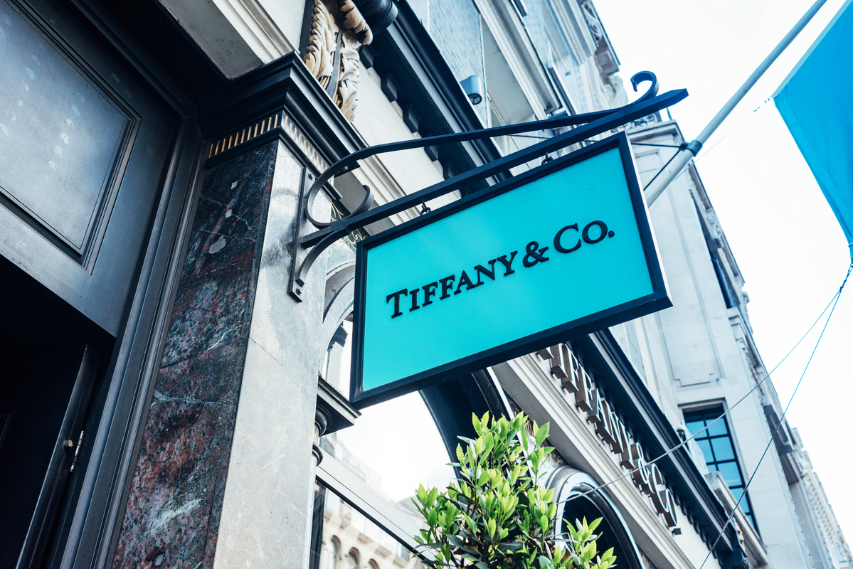 Νέα εποχή για την Tiffany & Co.: Αφήνει το ασήμι και επενδύει στη χρυσή πολυτέλεια