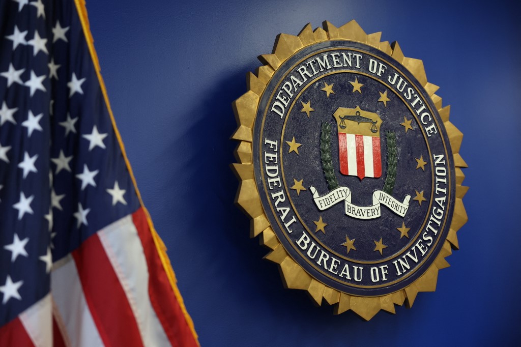 FBI: Απολύθηκαν πράκτορες που συμμετείχαν στην έρευνα για τα απόρρητα έγγραφα του Τραμπ