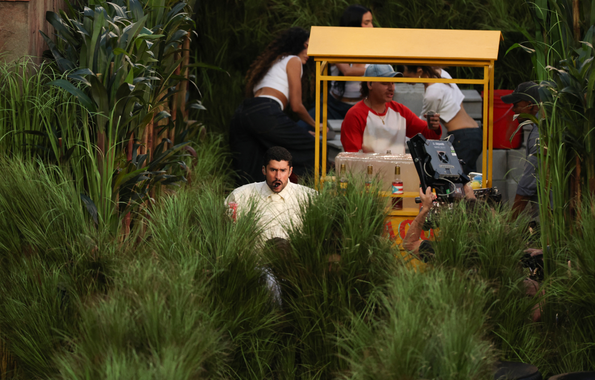 Super Bowl: Πόσα πληρώθηκαν όσοι εμφανίστηκαν ως «θάμνοι» στο halftime show του Bad Bunny (vid)