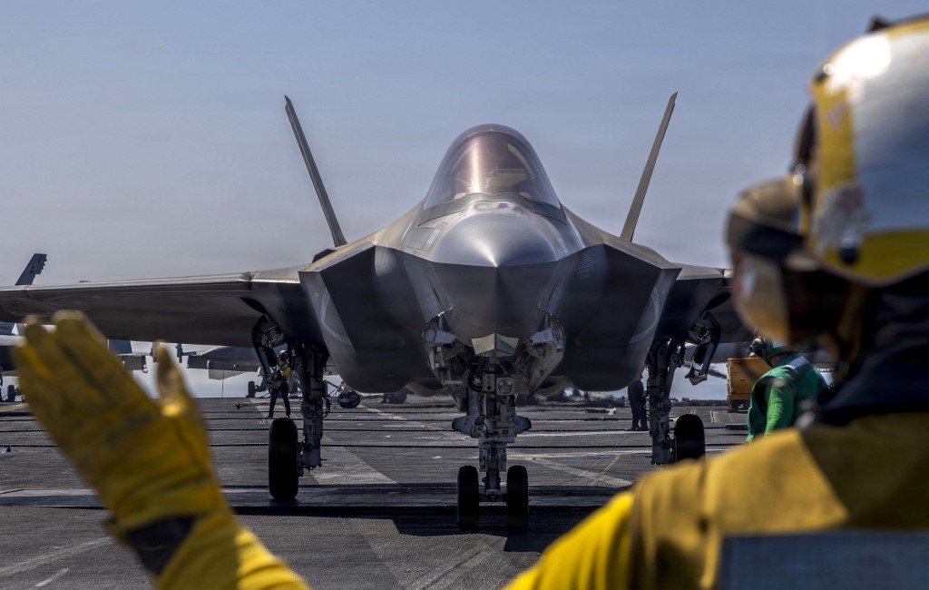 Από «χειρουργικό» χτύπημα έως χάος: Οι επιλογές Τραμπ απέναντι στο Ιράν – Το «παράθυρο» των 10–15 ημερών