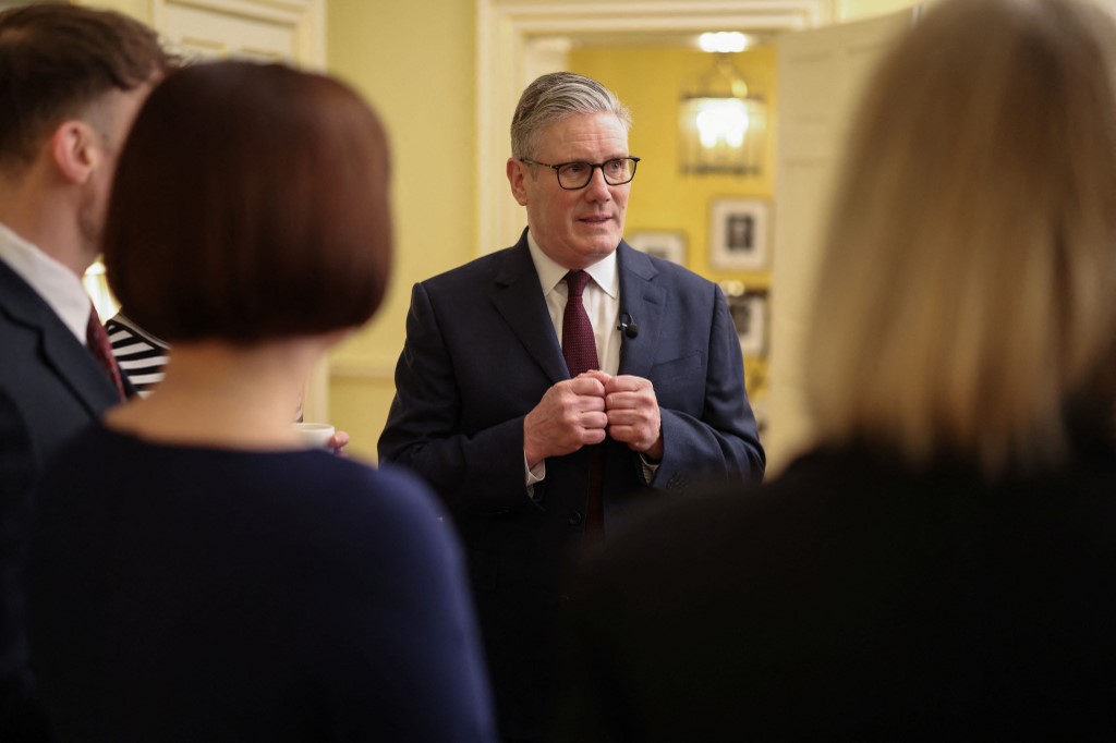 Υπό πίεση ο Στάρμερ: Πώς το σκάνδαλο Έπσταιν απειλεί την κυβέρνηση των Εργατικών