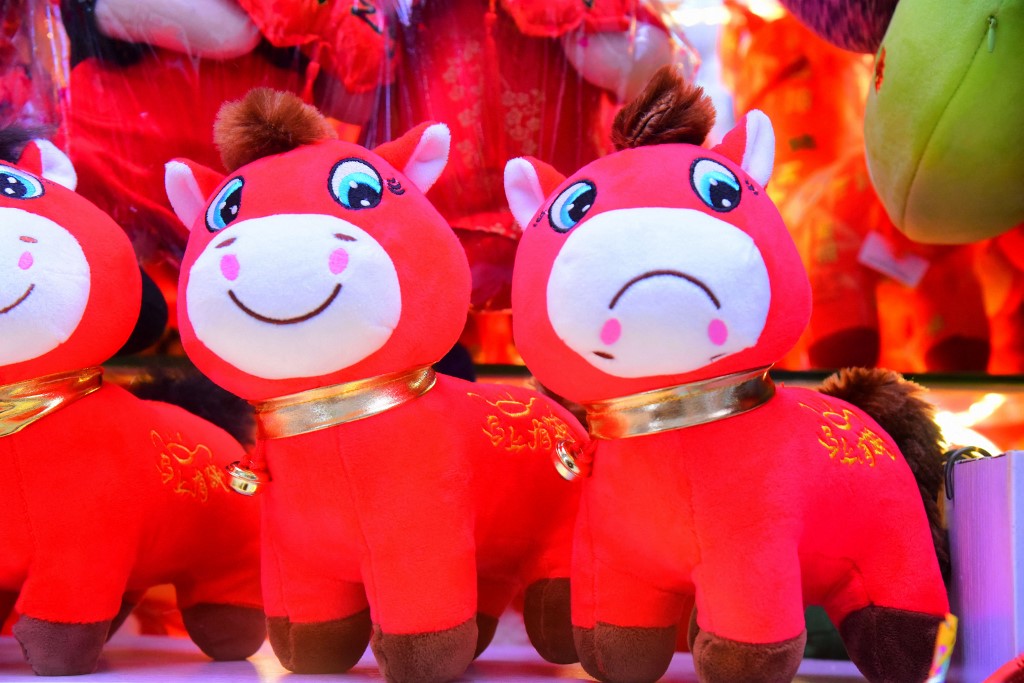 Από λάθος στη ραφή, εθνικό meme: Το «θλιμμένο άλογο» της Κίνας που έγινε σύμβολο και ξεπουλάει