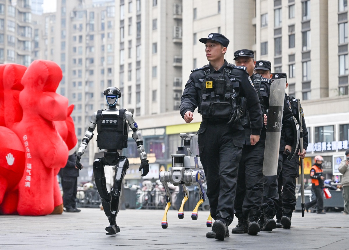 Ρομπότ-αστυνομικοί στη Σενζέν: Η Κίνα δοκιμάζει «Terminator» στους δρόμους