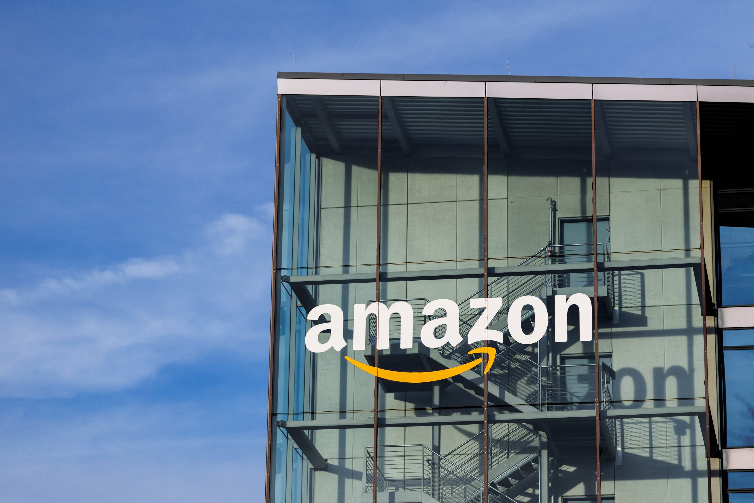 Amazon: Μόλις έγινε η μεγαλύτερη εταιρεία στον κόσμο εκθρονίζοντας τη Walmart