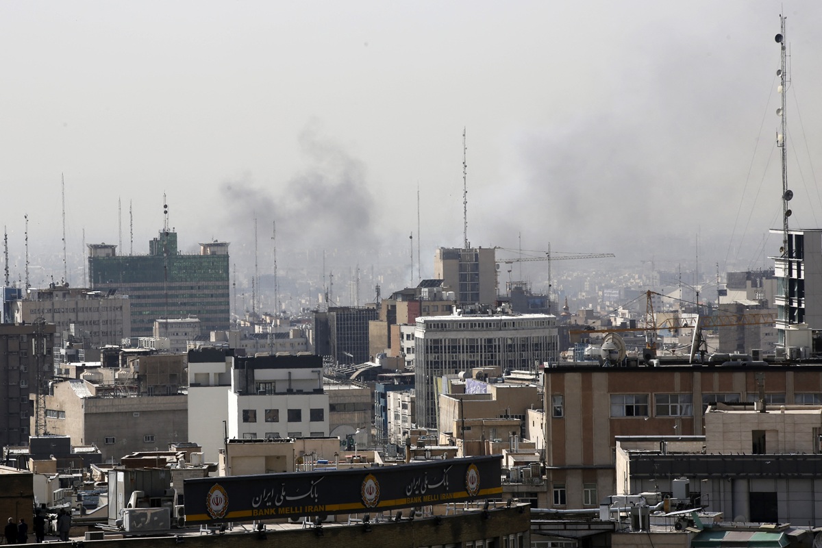 Κοινή επίθεση Ισραήλ-ΗΠΑ στο Ιράν: Εκρήξεις σε Τεχεράνη και άλλες πόλεις – «Ετοιμάζoυμε αντίποινα» δηλώνει το Ιράν