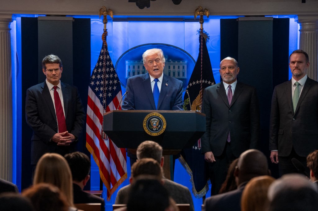 Δασμοί Τραμπ: Σε ισχύ ο «βασικός» φόρος 10% – Στο τραπέζι αύξηση στο 15%